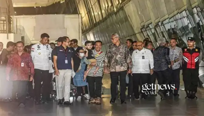 Pemerintah Indonesia mengevakuasi puluhan WNI dari Iran lewat Azerbaijan pascaterjadinya serangan militer Israel, Selasa (24/6/2025). (ANTARA FOTO/MUHAMMAD IQBAL)