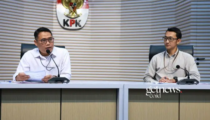 Komisi Pemberantasan Korupsi (KPK) melakukan operasi tangkap tangan (OTT) terkait dugaan tindak pidana korupsi pengadaan jasa outsourcing dan pengadaan lainnya di lingkungan Pemerintah Kabupaten (Pemkab) Pekalongan, Jawa Tengah. (Foto: Dok KPK)