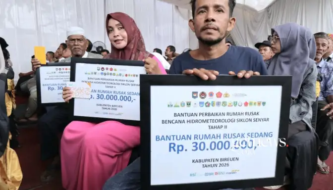 Warga terdampak bencana yang menerima dana perbaikan rumah (dana stimulan) untuk rumah rusak ringan dan sedang bertempat di Pendopo Bupati Bireuen, Kota Bireuen, Kabupaten Bireuen, Provinsi Aceh, Selasa (3/3/2026). (Foto: Dok. BNPB)