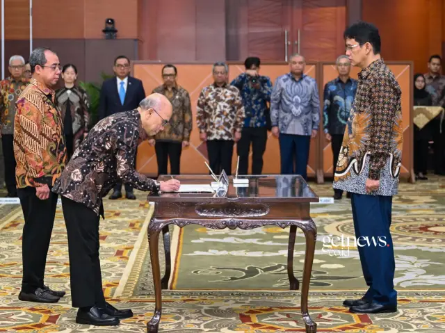 Menteri Keuangan Purbaya Yudhi Sadewa melantik Robert Leonard Marbun sebagai Sekretaris Jenderal Kementerian Keuangan di Jakarta, Jumat (27/3) (Kemenkeu)