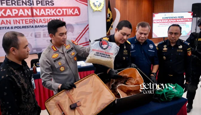Tim gabungan Bea Cukai Soekarno-Hatta bersama Satresnarkoba Polresta Bandara Soekarno-Hatta membongkar upaya penyelundupan narkotika jenis MDMA bercampur kokain dalam bentuk bubuk dan etomidate dalam pods vape di lingkungan Bandara Internasional Soekarno-Hatta. (Dok. Bea Cukai Soetta)