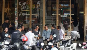 Menteri Ekraf Teuku Riefky Harsya saat meninjau gerai kuliner dan ruang kreatif di kawasan Blok M Jakarta - Maret 2026. (KemenEkraf/GETNEWS.)