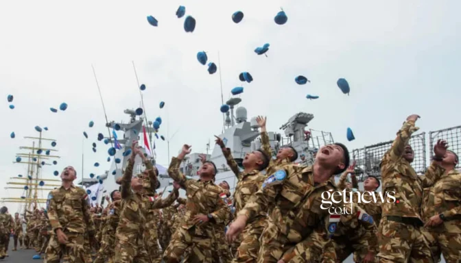 Sejumlah personel TNI Angkatan Laut yang tergabung dalam kontingen UNIFIL/ Pasukan Perserikatan Bangsa-Bangsa di Lebanon melempar baret setelah tiba di pangkalan Komando Armada II, Surabaya, Jawa Timur, Sabtu (7/2/2026). ANTARA FOTO/Didik Suhartono