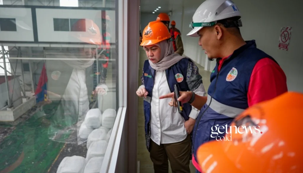 Wali kota Banjarbaru, Hj. Erna Lisa Halaby, dalam pemantauan untuk proses pengolahan sampah. Foto: Mc.Banjarbaru