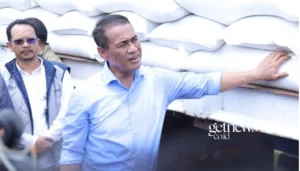 Mentan Andi Amran Sulaiman saat meninjau Gudang Beras Perum Bulog di Makassar, Sulsel, Minggu (5/4/2026). (Dok. Kementan)