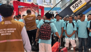 Sejumlah 148 PMI/WNI deportasi dari Malaysia tiba di Pelabuhan Ferry Internasional Batam Center, Kota Batam, Kepulauan Riau, Jumat (13/2/2026). (ANTARAFOTO/Laily Rahmawaty)