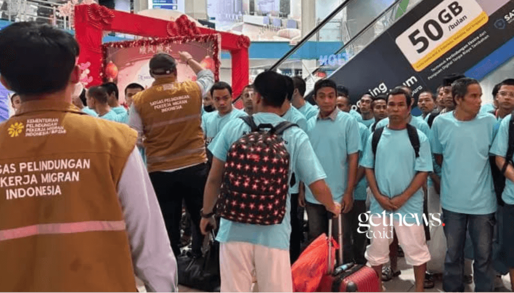 Sejumlah 148 PMI/WNI deportasi dari Malaysia tiba di Pelabuhan Ferry Internasional Batam Center, Kota Batam, Kepulauan Riau, Jumat (13/2/2026). (ANTARAFOTO/Laily Rahmawaty)