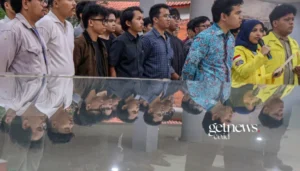 Sejumlah mahasiswa yang tergabung di Aliansi BEM Universitas Indonesia (UI) menyatakan sikap terkait kekerasan seksual yang terjadi di Fakultas Hukum (FH) UI, Depok, Jawa Barat, Selasa (14/4/2026). Aliansi BEM UI menuntut Dekanat FH UI dan Rektorat UI untuk segera memproses kasus kekerasan seksual yang diduga dilakukan 16 mahasiswa FH UI secara transparan dengan sanksi tegas bagi seluruh pelaku tanpa pandang bulu. (ANTARA FOTO/Yulius Satria Wijaya/wsj)