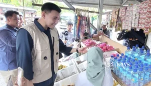 Staf Khusus Menteri Komunikasi dan Digital, Alfreno Kautsar Ramadhan saat membeli produk UMKM di Desa Setanggor, Kabupaten Lombok Tengah, Nusa Tenggara Barat, pada Rabu (22/4/2026). (Foto: Jhonrico/InfoPublik)