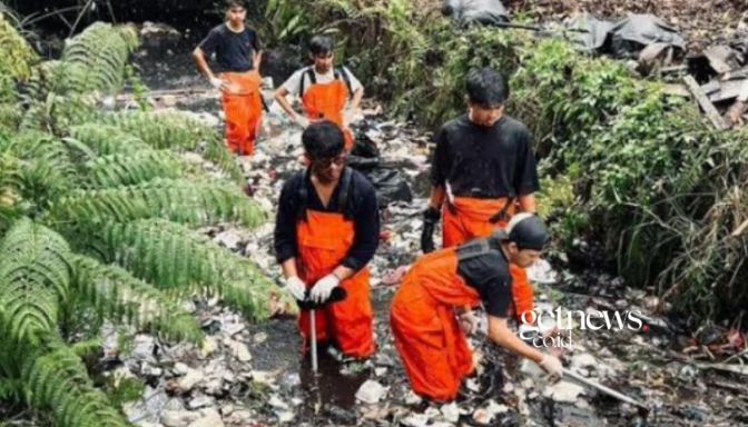 Aksi Pandawara Group bersihkan sampah di sungai (IG Pandawara)