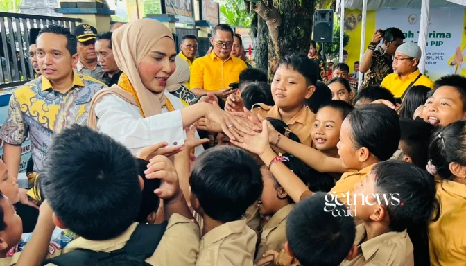 Wakil Ketua DPR RI dari Dapil NTB II Sari Yuliati menyapa para siswa sekaligus menyalurkan secara simbolis Beasiswa Program Indonesia Pintar (PIP) di SDN 10 Cakranegara, pada Kamis (30/4/2026). Foto: ist/rdn