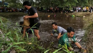 Suasana meriah tampak mewarnai Lomba Mangaruhi pada Festival Budaya Isen Mulang (FBIM) Tingkat Provinsi Kalimantan Tengah 2026 di kawasan Stadion Tuah Pahoe, Palangka Raya, Jumat (22/5/2026). - Foto: Mc.Palangka Raya (GETNEWS.)