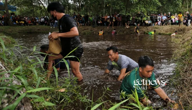 Suasana meriah tampak mewarnai Lomba Mangaruhi pada Festival Budaya Isen Mulang (FBIM) Tingkat Provinsi Kalimantan Tengah 2026 di kawasan Stadion Tuah Pahoe, Palangka Raya, Jumat (22/5/2026). - Foto: Mc.Palangka Raya (GETNEWS.)