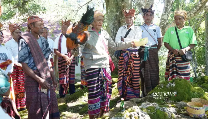 Petrus Hale Oan selaku Tetua Adat Desa Dirun, beserta para Imam Adat yang bertugas memandu tata cara, menabur beras, memanjatkan doa, dan menyembelih hewan kurban di setiap pintu gerbang. di beberapa titik lokasi pada Padang savana Fulan Fehan, Kamis (28/05/2026)