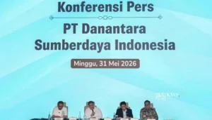 Menko Perekonomian Airlangga Hartarto (kiri) bersama Menkeu Purbaya Yudhi Sadewa (tengah) dan Chief Operating Officer (COO) Danantara sekaligus Kepala BP BUMN Dony Oskaria (kanan) menyampaikan Konferensi Pers Persiapan Operasional PT Danantara Sumberdaya Indonesia di Wisma Danantara, Jakarta, Minggu (31/5/2026). Pemerintah mulai memberlakukan ekspor tiga komoditas strategis batu bara, kelapa sawit, dan ferro alloy dalam satu pintu melalui PT Danantara Sumberdaya Indonesia (DSI) mulai Senin, 1 Juni 2026 untuk memperkuat pengawasan dan tata kelola ekspor nasional. (ANTARA FOTO/Sulthony Hasanuddin/wsj)