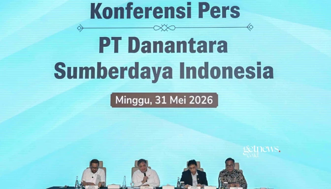Menko Perekonomian Airlangga Hartarto (kiri) bersama Menkeu Purbaya Yudhi Sadewa (tengah) dan Chief Operating Officer (COO) Danantara sekaligus Kepala BP BUMN Dony Oskaria (kanan) menyampaikan Konferensi Pers Persiapan Operasional PT Danantara Sumberdaya Indonesia di Wisma Danantara, Jakarta, Minggu (31/5/2026). Pemerintah mulai memberlakukan ekspor tiga komoditas strategis batu bara, kelapa sawit, dan ferro alloy dalam satu pintu melalui PT Danantara Sumberdaya Indonesia (DSI) mulai Senin, 1 Juni 2026 untuk memperkuat pengawasan dan tata kelola ekspor nasional. (ANTARA FOTO/Sulthony Hasanuddin/wsj)