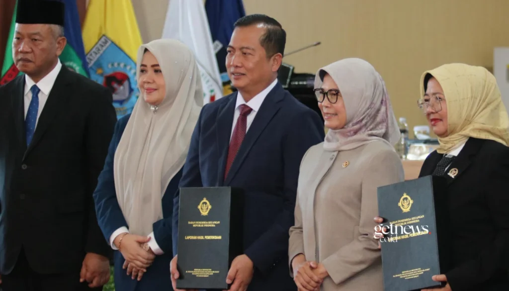 Ketua BPK RI, Dr. Isma Yatun, dalam Rapat Paripurna DPRD Provinsi NTB menyerahkan Laporan Hasil Pemeriksaan (LHP) BPK RI atas Laporan Keuangan Pemerintah Provinsi Nusa Tenggara Barat Tahun Anggaran 2025 yang berlangsung di Ruang Rapat Utama Kantor Gubernur NTB, Jumat (5/6/2026). GETNEWS.