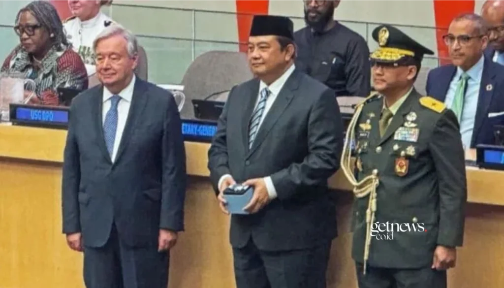 Utusan Tetap RI untuk Perserikatan Bangsa-Bangsa, Umar Hadi (tengah), didampingi Penasihat Militer untuk Perutusan Tetap Republik Indonesia (PTRI) New York Brigadir Jenderal Robertus Subono (kanan), saat menerima medali Dag Hammarksjold dari Sekretaris Jenderal PBB Antonio Guterres (kiri) dalam peringatan Hari Internasional Penjaga Perdamaian PBB di Markas PBB New York, Jumat (5/6/2026). (ANTARA/HO-PTRI New York)