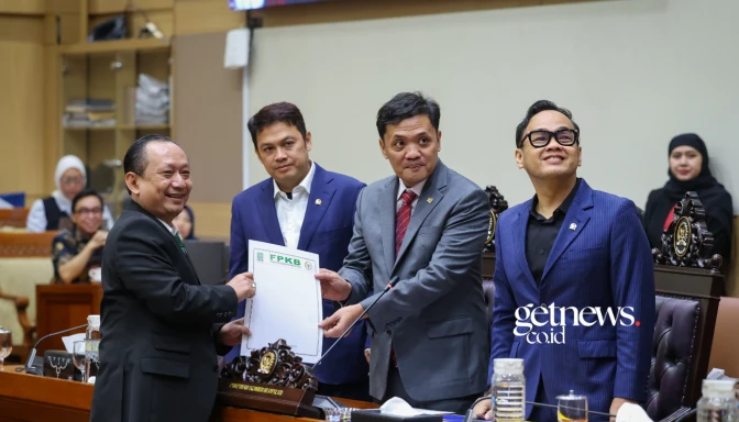Ketua Komisi III DPR RI Habiburokhman bersama Wakil Menteri Sekretaris Negara Bambang Eko Suhariyanto serta Wakil Menteri Hukum Eddy Hiariej dalam Rapat Kerja Komisi III DPR RI di Kompleks Parlemen, Senayan, Jakarta, Selasa (9/6/2026). Foto : Devi/Andri