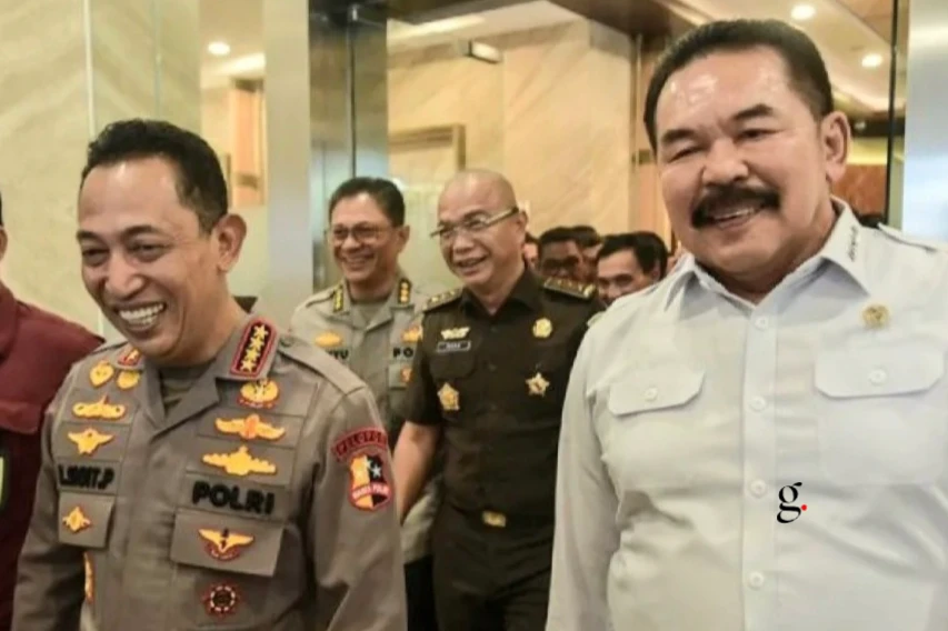 Foto cover: Pertemuan Kapolri Jenderal Pol. Listyo Sigit Prabowo bersama sejumlah pejabat utama (PJU) Mabes Polri dengan Jaksa Agung ST Burhanuddin beserta jajaran di Gedung Utama Kejaksaan Agung, Jakarta, Senin (13/7/2026). (ANTARA)