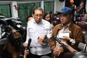 Menteri Sekretaris Negara Prasetyo Hadi menyampaikan keterangannya kepada awak media saat bertolak kembali ke Jakarta dengan menggunakan KA Nusantara Explorer dari Stasiun Batang, Kabupaten Batang, pada Kamis, 30 Juli 2026. (Foto: BPMI Setpres/Cahyo)