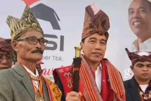 Mantan Presiden ke-7 RI Joko Widodo saat menerima gelar adat di NTT (istimewa)