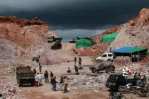 Aktivas pertambangan emas rakyat di perbukitan Sekotong, Lombok Barat, NTB. (ANTARA FOTO/Dhimas Budi Pratama/foc)