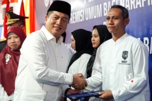 Gubernur NTB Lalu Muhammad Iqbal menyerahkan SK Remisi secara simbolis di Lapas Kelas IIA Lombok Barat (GETNEWS.)