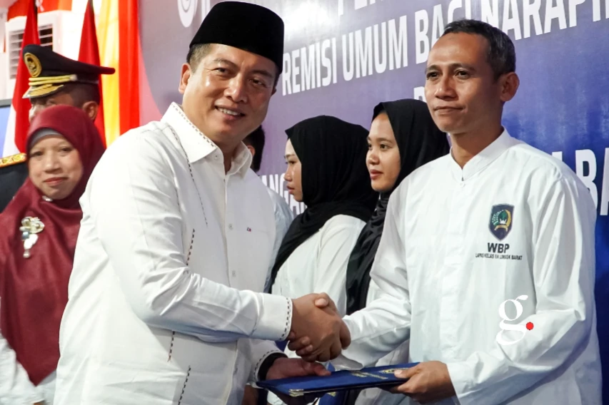 Gubernur NTB Lalu Muhammad Iqbal menyerahkan SK Remisi secara simbolis di Lapas Kelas IIA Lombok Barat (GETNEWS.)