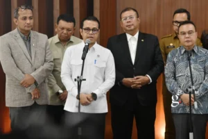 Wamenkomdigi Nezar Patria saat memberikan keterangan kepada awak media usai Rapat Koordinasi Finalisasi Perpres tentang Ojek Online di Kompleks Parlemen, Jakarta Pusat, Selasa (18/8/2026). (Foto: Humas Kemkomdigi)