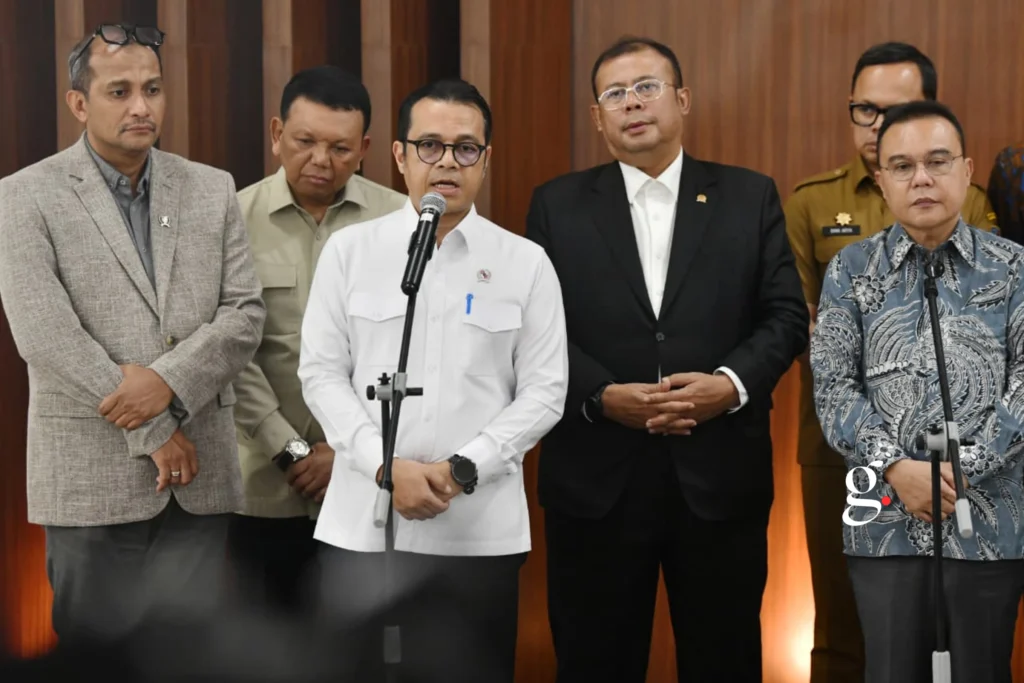 Wamenkomdigi Nezar Patria saat memberikan keterangan kepada awak media usai Rapat Koordinasi Finalisasi Perpres tentang Ojek Online di Kompleks Parlemen, Jakarta Pusat, Selasa (18/8/2026). (Foto: Humas Kemkomdigi)