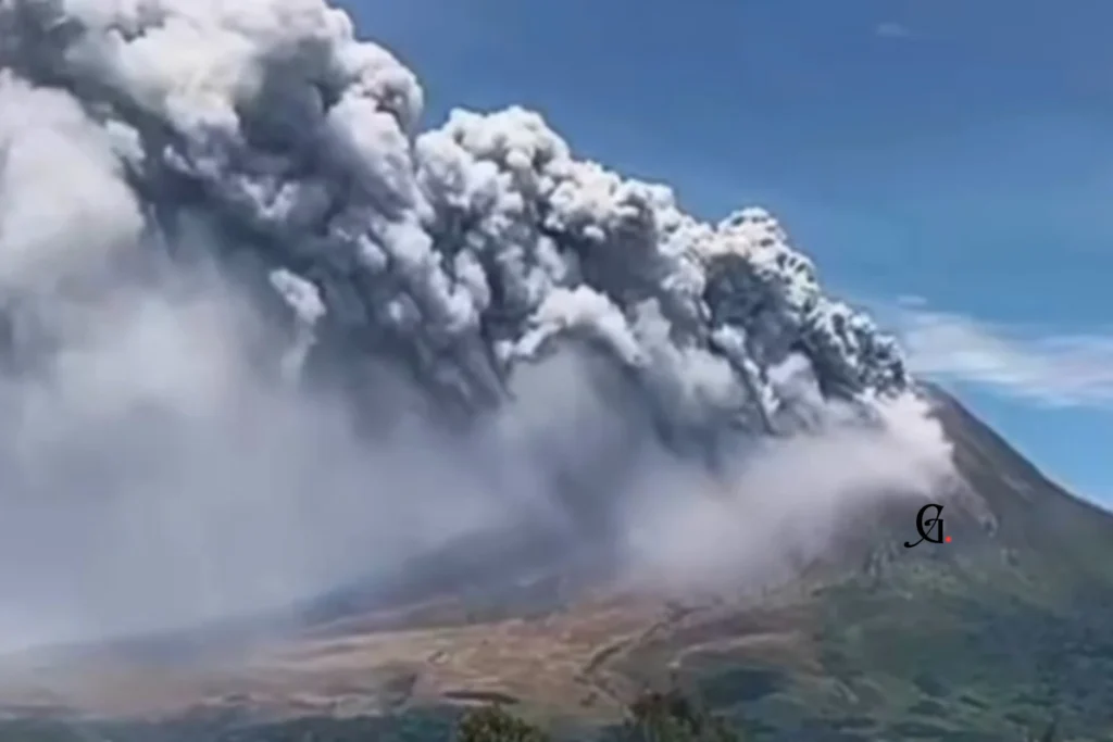 An ash column rises approximately 3,500 meters above the summit of Mount Sinabung during an eruption on Monday, August 31, 2026. Authorities subsequently raised the volcano’s status from Level II (Caution) to Level III (Alert) as of 12:30 p.m. local time. (Photo: Karo Regional Disaster Management Agency/BPBD)