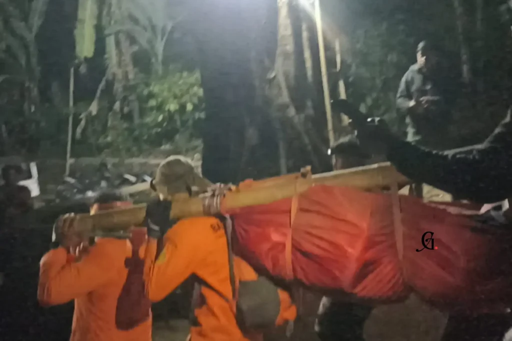 Tim SAR evakuasi pendaki Gunung Rinjani asal RRC (GETNEWS.co.id/SAR Mataram)
