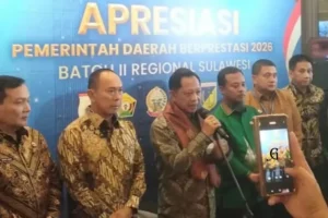 Mendagri Tito Karnavian (ketiga dari kiri), bersama para gubernur se-Sulawesi memberikan keterangan kepada media di Makassar, Sulawesi Selatan, Jumat (18/9/2026). (ANTARA/Abd Kadir)