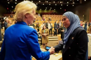 Menkomdigi Meutya Hafid berbincang-bincang dengan Presiden Komisi Eropa, Ursula Von Der Leyen disela-sela Sidang Umum PBB di New York, Amerika Serikat (foto: dok.Kemkomdigi)